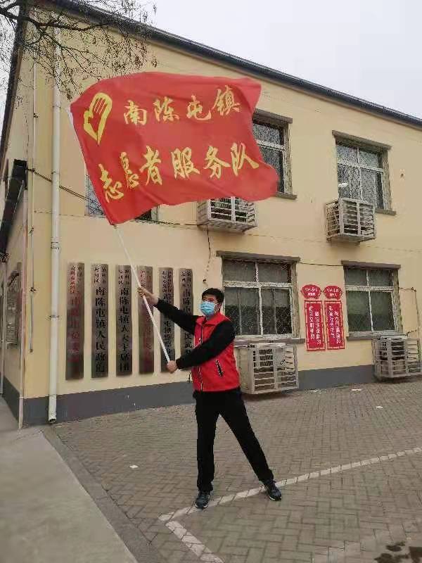 手舉紅旗.jpg